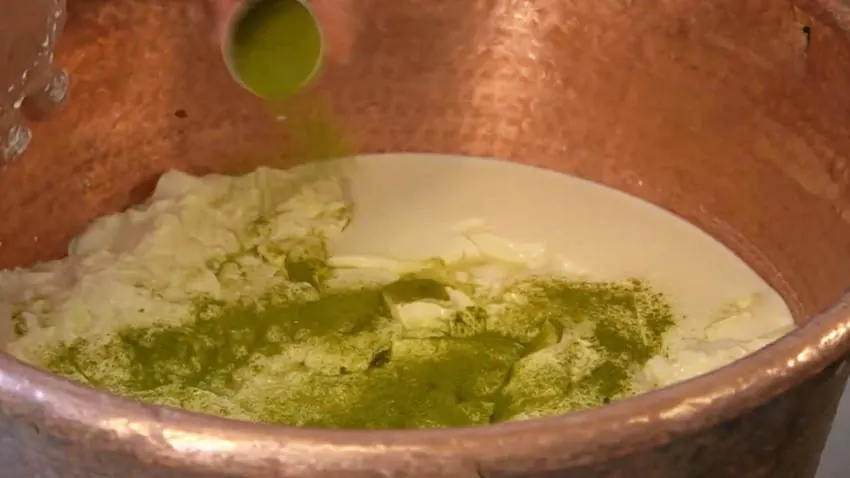 La Moringa aggiunta al latte nella caldaia di rame