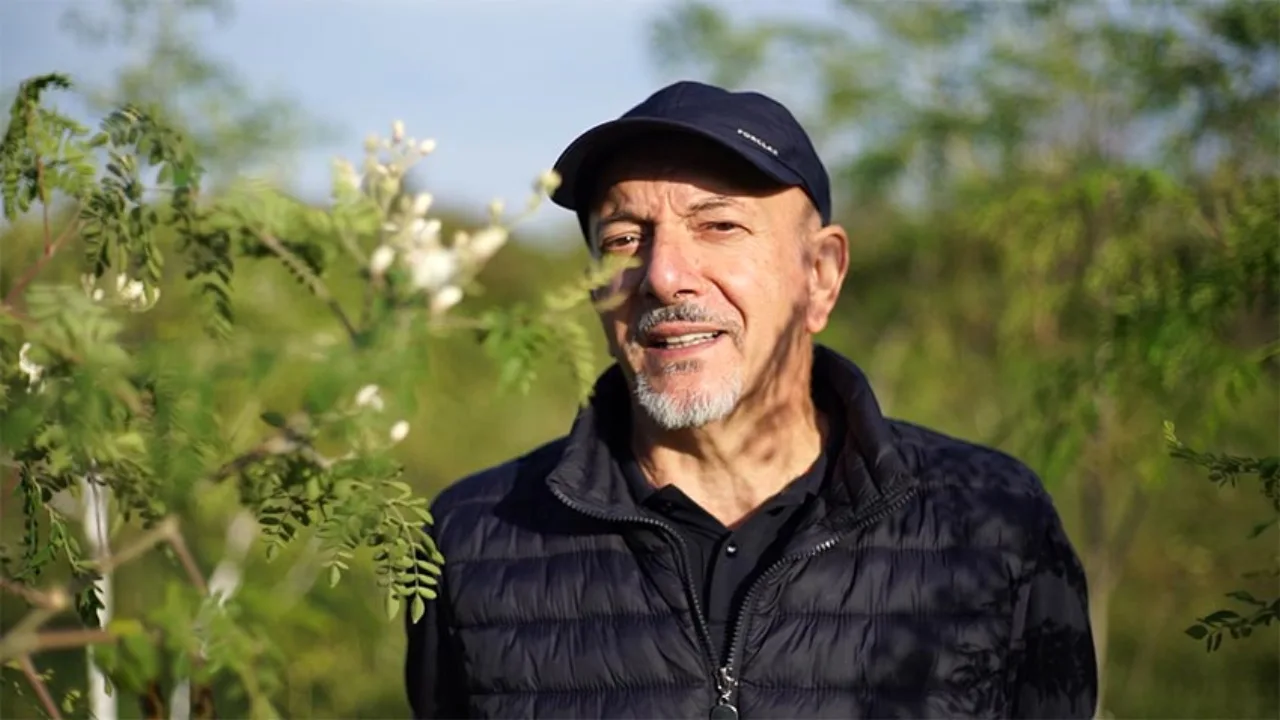 Domenico Vargiu, fondatore di Samor, tra le piante di Moringa in fiore