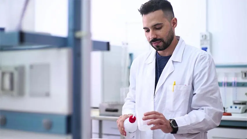 Un ricercatore prepara le soluzioni per le analisi